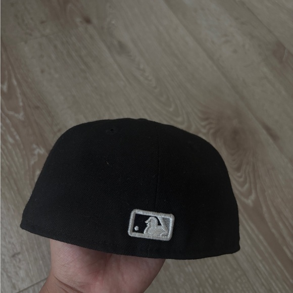 New Era White Sox Black Cap with White Logo - Picture 3 of 4